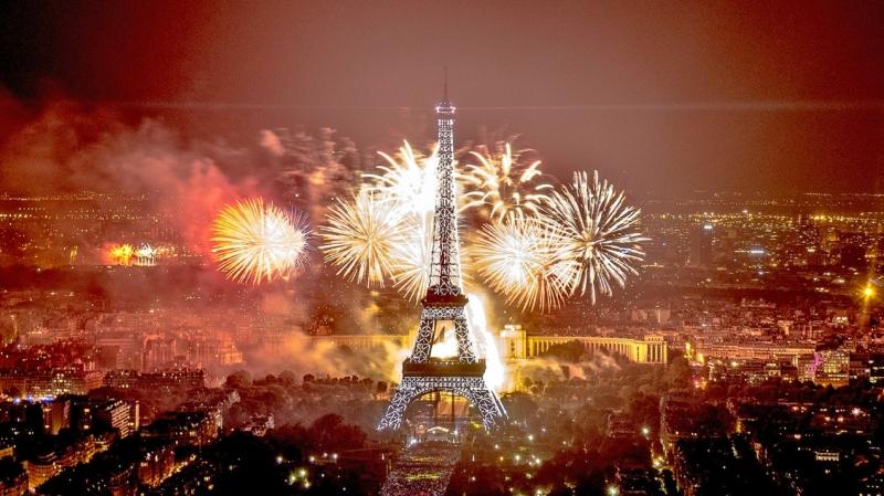 Người dân Pháp đón năm mới bằng rượu.