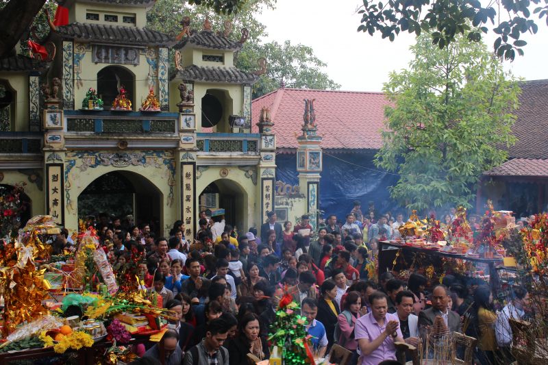 Đông đảo người dân đến cầu tài, cầu lộc tại lễ hội đền Bà Chúa Kho