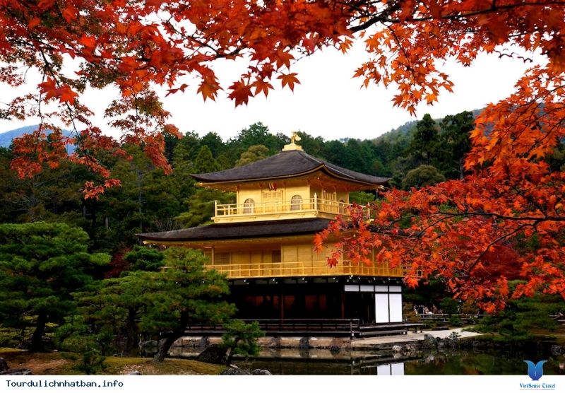 Vẻ đẹp của đền nổi bật vào mùa lá đỏ