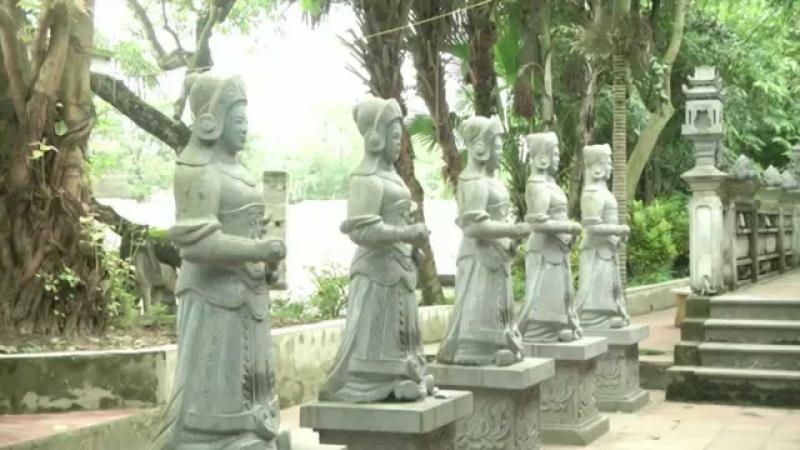 Một số bức tượng được dựng tại khuôn viên của đền Tiên La