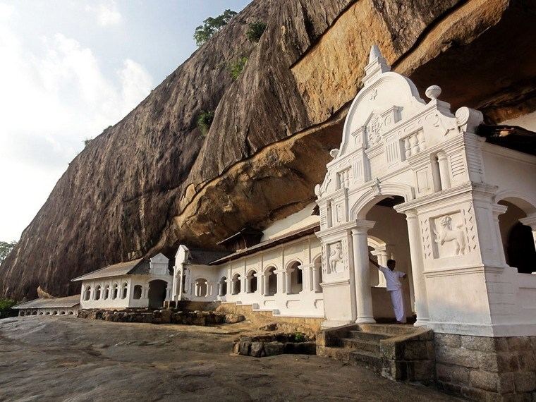 Ngôi đền vàng Dambulla nằm nép mình dưới những núi đá cao chót vót