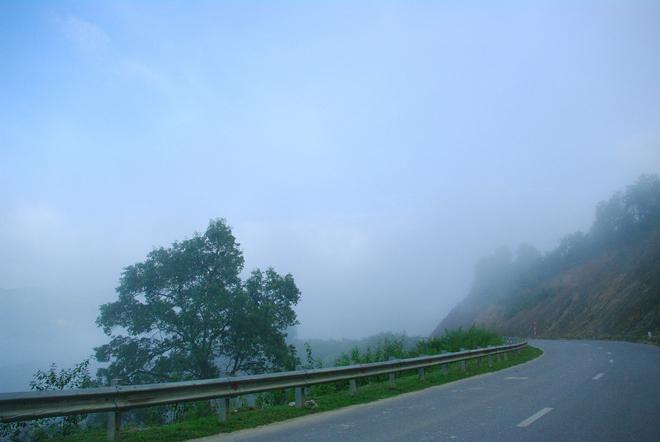 Một đoạn đường đèo Pha Đin phủ kín sương mờ