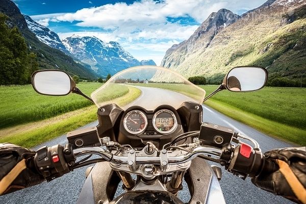 Muốn chuyến du lịch được tiết kiệm và chủ động hơn thì bạn nên chọn xe máy