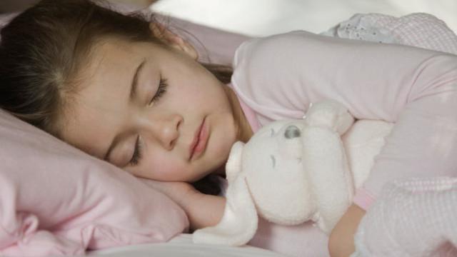 Hãy đi ngủ sớm và ngủ đủ giấc để có sức khỏe tốt vào mùa lạnh