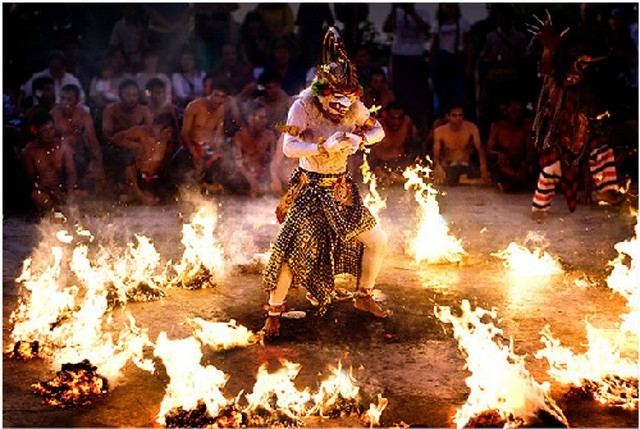 Múa lửa là điệu múa truyền thống của người dân trên đảo Bali