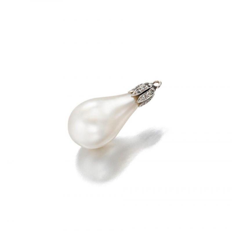 Diamond and Pearl Danglers Earrings không chỉ là một tác phẩm nghệ thuật kim hoàn mà còn là biểu tượng của sự sang trọng và thanh cao