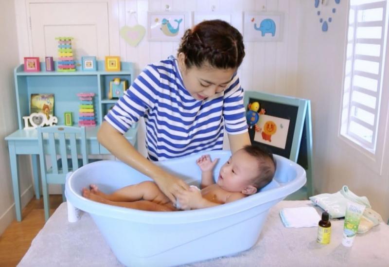 Em bé được chăm sóc bởi điều dưỡng tắm bé của Medicviet
