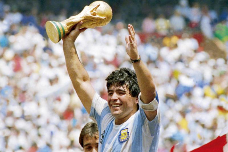 Diego Maradona sút phạt