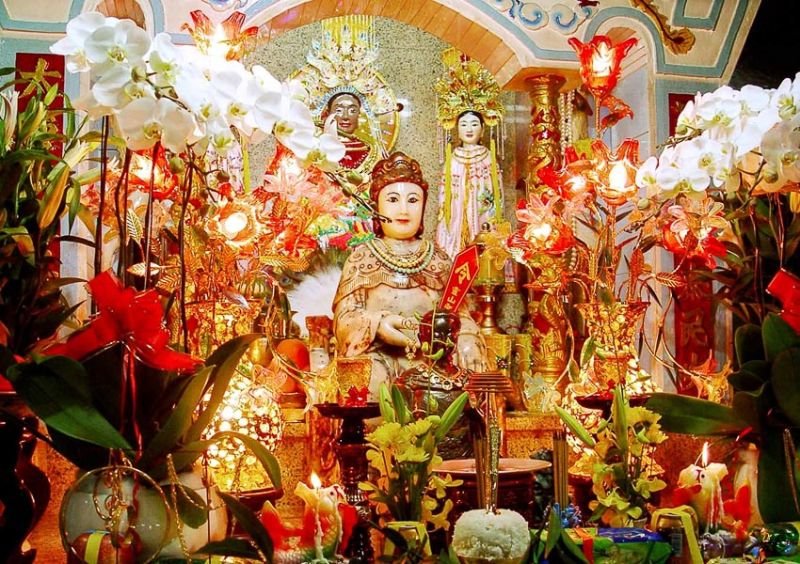 Bàn thờ Linh Sơn Thánh Mẫu tại Điện Bà