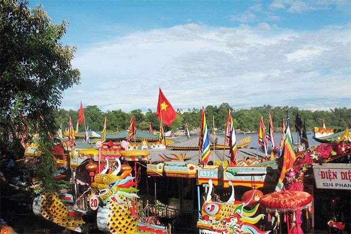 Điện Hòn Chén nằm trên núi Ngọc Tràn, thuộc làng Ngọc Hồ, phường Hương Hồ, thị xã Hương Trà, tỉnh Thừa Thiên Huế.
