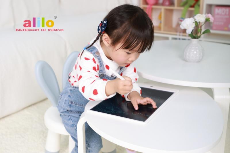 Bảng viết thông minh tự xóa Alilo Doodle LCD với màn hình 13.5 inch giúp bé thoải mái tập viết chữ cái.