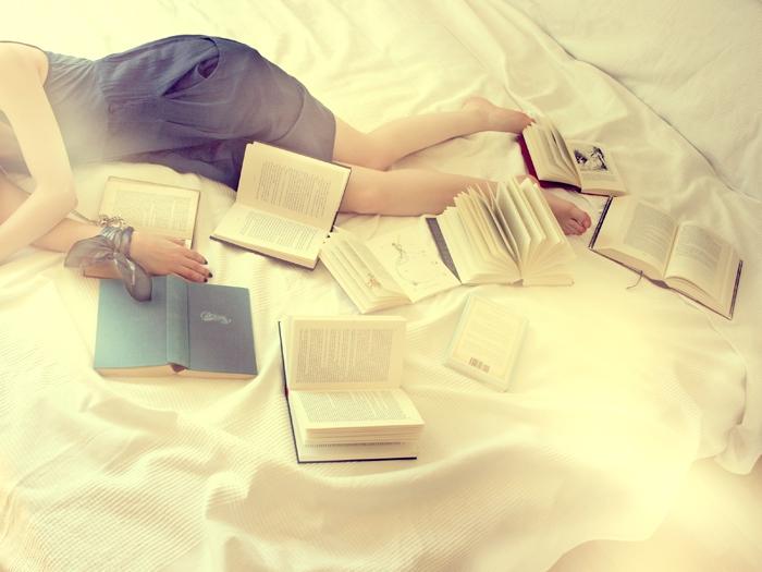 Để sách ở giường sẽ hình thành thói quen xấu khi ngủ