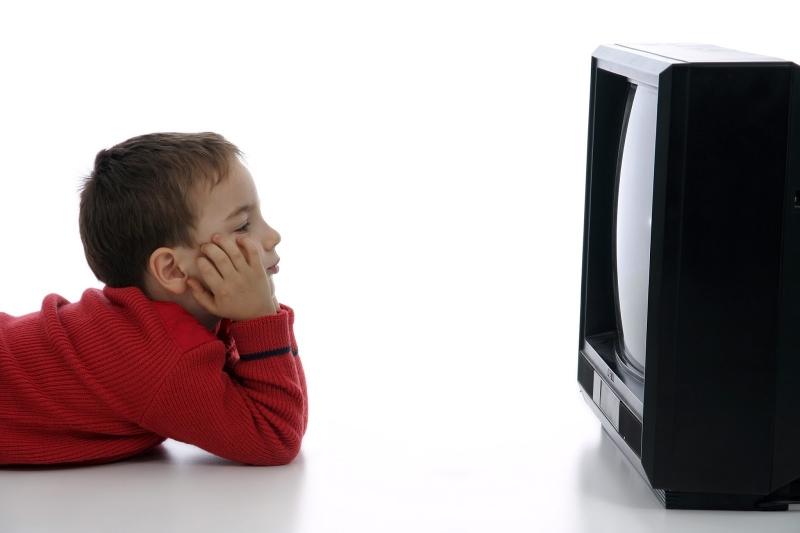 Cho trẻ xem tivi từ sớm trẻ dễ bị cận thị và ảnh hưởng tới trí tưởng tượng