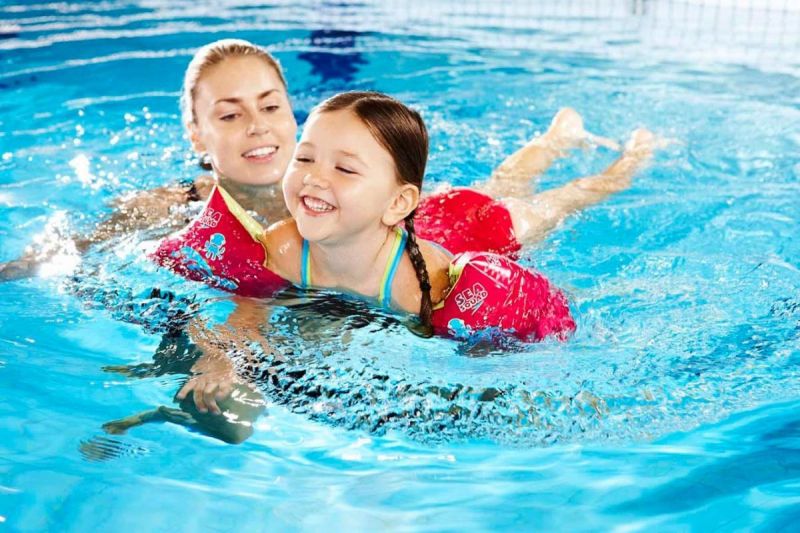 Độ tuổi hợp lý cho bé học bơi