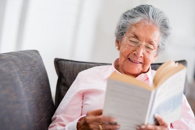 Đọc sách giúp cải thiện trí nhớ người cao tuổi