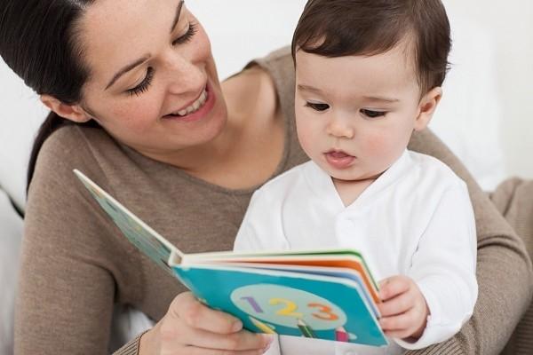 Đọc sách cho bé nghe giúp tăng vốn từ vựng.