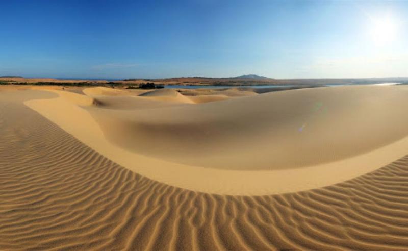 Đây là một trong những bãi cát trải dài nhiều cây số và lan rộng ở một diện tích không nhất định với tổng thể lớn cách trung tâm thành phố Phan Thiết khoảng 20 km
