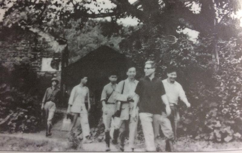 Đồng chí Nguyễn Văn Trân (áo đen) thăm nơi sơ tán của Trường Đại học Bách khoa Hà Nội tại tỉnh Lạng Sơn năm 1966. Ảnh tư liệu