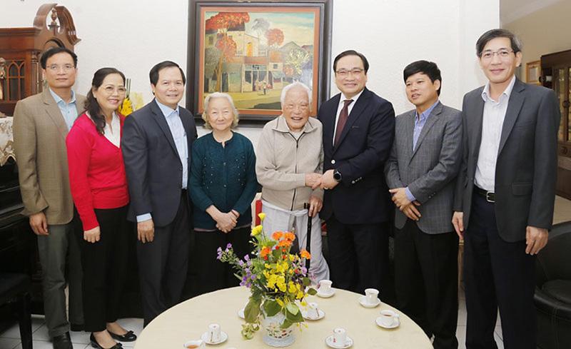 Bí thư Thành ủy Hoàng Trung Hải thăm nguyên Bí thư Thành ủy Hà Nội Nguyễn Văn Trân. Ảnh: Nhật Nam