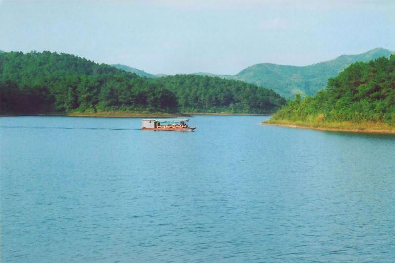 du lịch sinh thái hồ Cấm Sơn Lục Ngạn điểm đến  thu hút khách cho những ai thích không gian yên tĩnh, bình lặng của miền sông nước giữa bốn bề núi đồi
