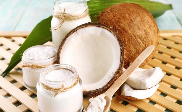 Các axit béo trong dầu dừa giúp giữ ẩm và làm mềm môi, còn vitamin E giúp trẻ hóa làn môi.
