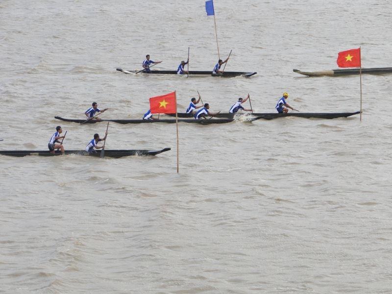 Đua thuyền độc mộc trên hồ Lắk