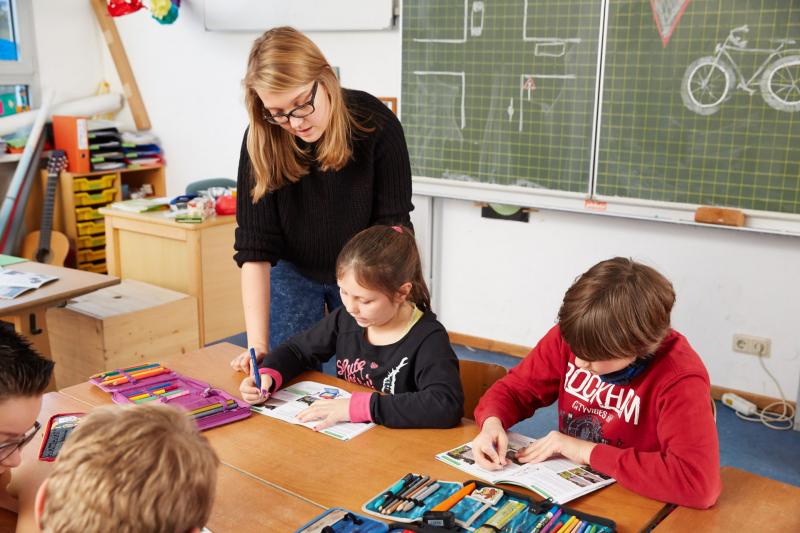 Giáo dục bắt buộc ở Đức quy định rằng tất cả học sinh từ 6 đến 15 tuổi cần phải đi học đều đặn