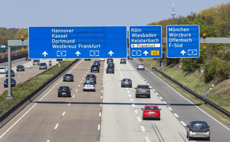 Không được phép hết xăng trên đường cao tốc Autobahn là luật lệ kỳ lạ của Đức