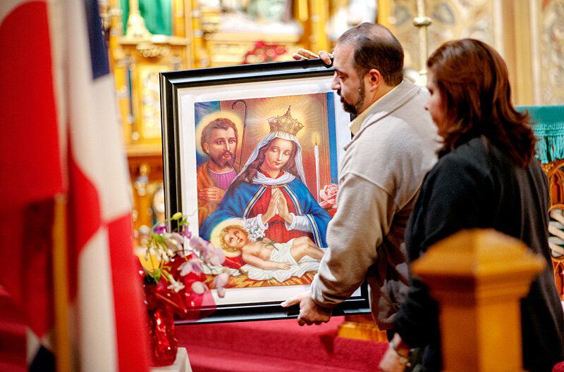 Bức ảnh Đức Mẹ Altagracia được mang đến trước nhà thờ Thánh Michael khi bắt đầu Thánh lễ