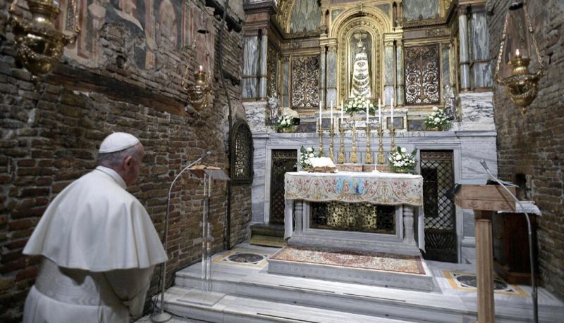 Đức Thánh Cha Phanxico cầu nguyện trước tượng Đức Mẹ Loreto tại Thánh địa của Nhà Thánh vào ngày Lễ Truyền tin ở Loreto, Ý, ngày 25 tháng 3 năm 2019