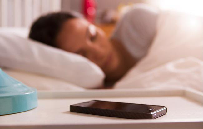 Đừng để điện thoại trên giường khi đi ngủ