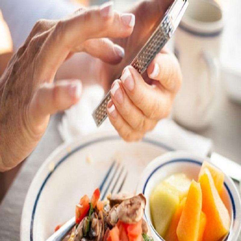 Không nên dùng điện thoại khi ăn
