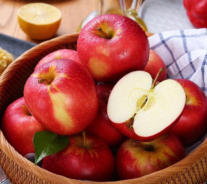 Dùng táo hoặc chuối chín đi kèm với trái cây còn xanh trong túi giấy
