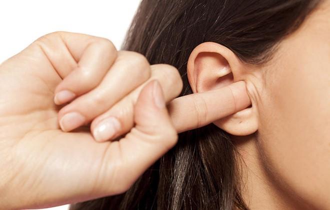 Ngoáy tai không đúng cách dễ làm ảnh hưởng đến tai