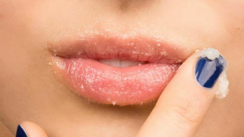 Đường giúp mềm môi và chống thâm môi