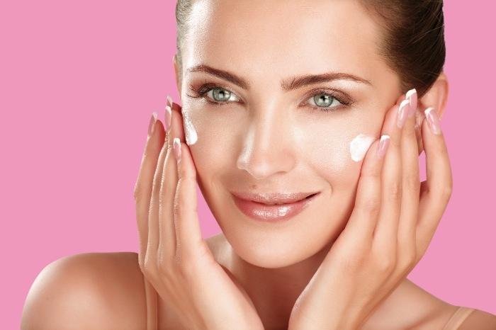 Bạn nên thoa kem dưỡng ẩm ngay sau khi tắm, khi làn da vẫn còn giữ độ ẩm nhất định