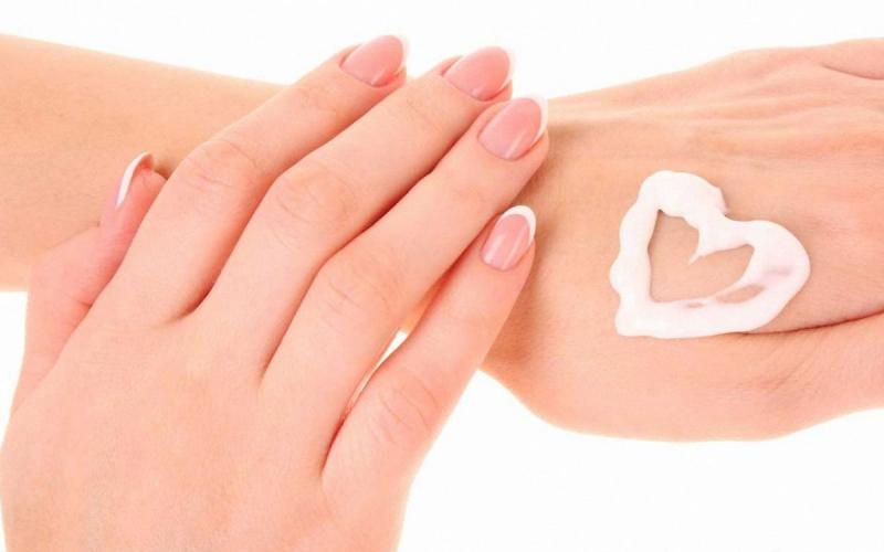 Luôn bỏ túi cho mình một tuýp dưỡng da tay là điều nên làm để bảo vệ làn da