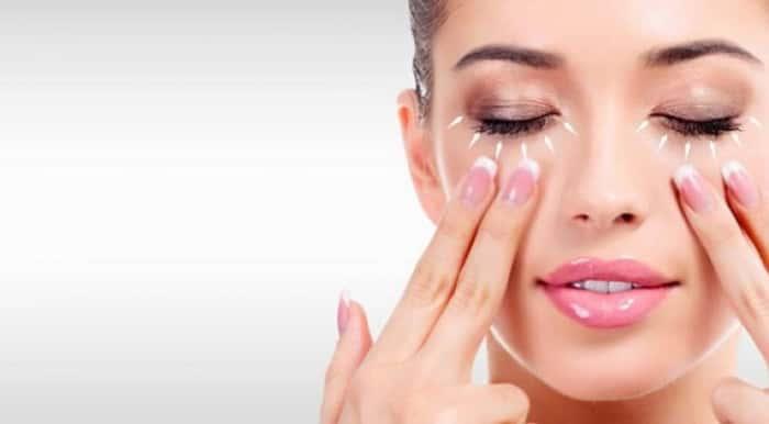 Dùng son dưỡng để cải thiện vùng da xung quanh mắt