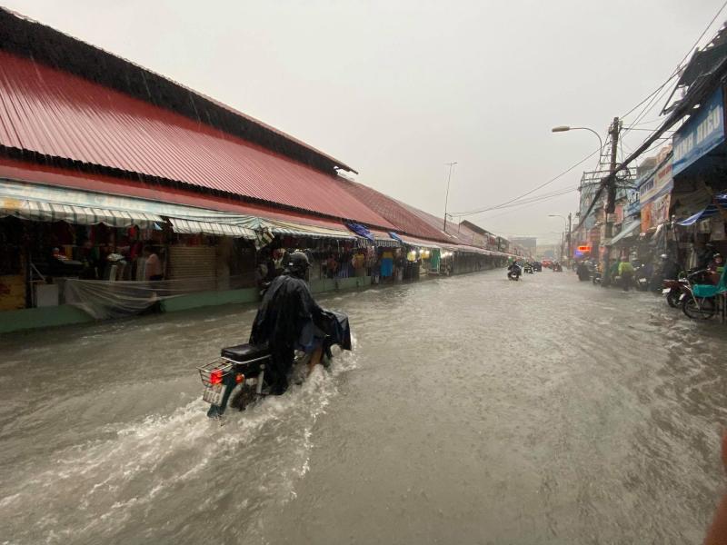 Khu chợ Thủ Đức nổi tiếng cũng không tránh khỏi tình trạng ngập nước vào mùa mưa