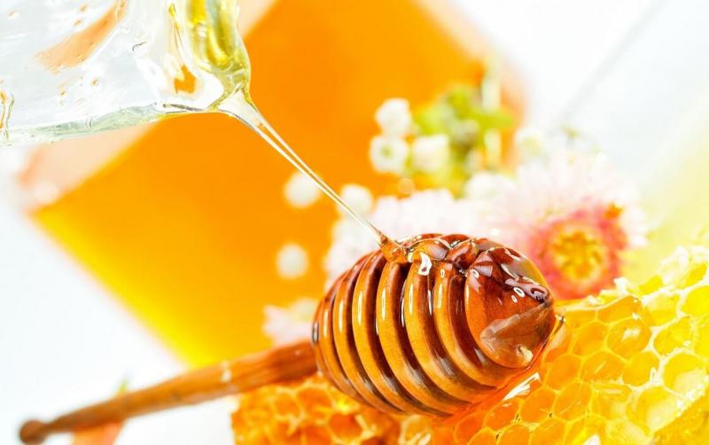 Mật ong dùng để dưỡng môi