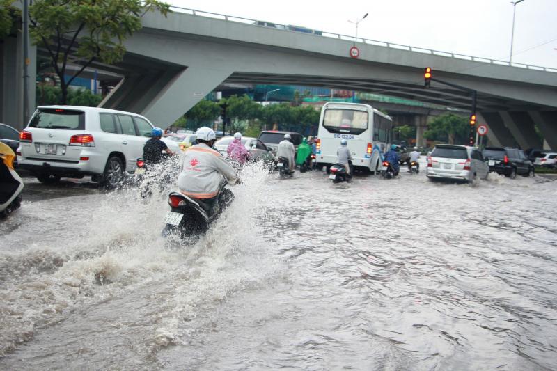 Đường Nguyễn Hữu Cảnh sau cơn mưa