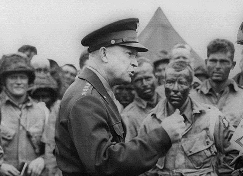 Tư lệnh Lực lượng Đồng minh Dwight Eisenhower