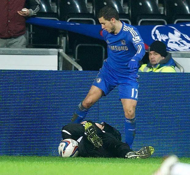 Hazard đã có một chiếc thẻ đỏ nhớ đời khi đá vào người cậu bé nhặt bóng