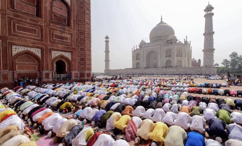 Lễ cầu nguyện cùng giáo đoàn của người Hồi giáo trong ngày lễ Eid Al-Fitr
