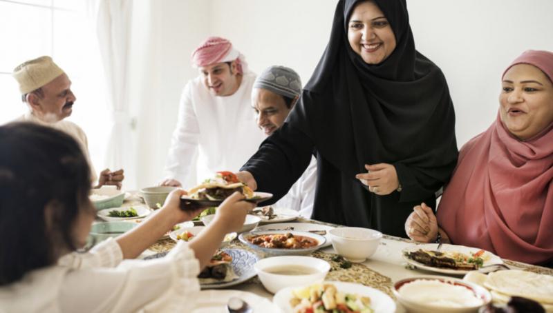 Người Hồi giáo tổ chức ăn uống tại nhà trong ngày lễ Eid Al-Fitr