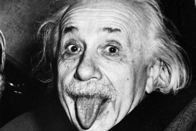 Einstein không bao giờ đeo tất