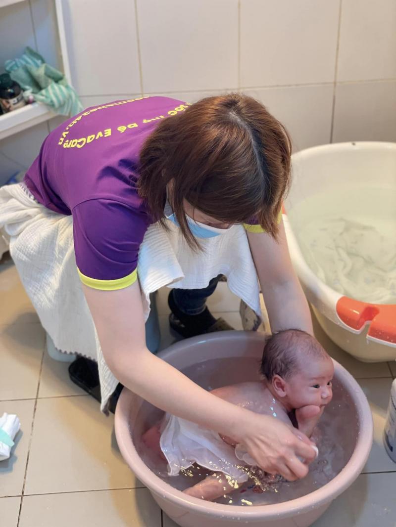 EvaCare - Dịch vụ chăm sóc mẹ và bé tại nhà