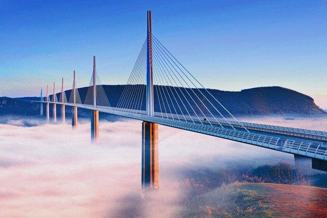 Cầu Millau ở Pháp là cây cầu có trụ cao nhất Thế giới