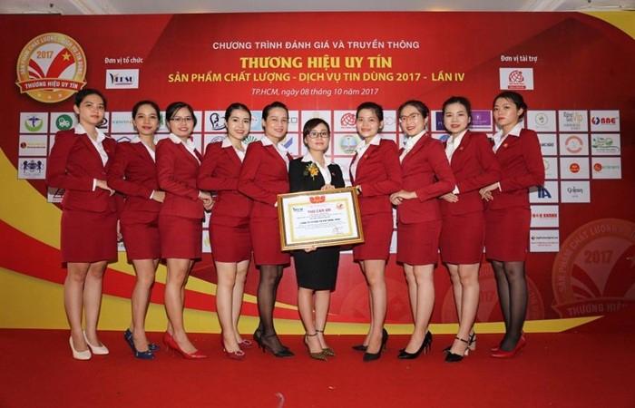 Bà Vũ Kim Hồng chủ tịch Hội Hôn Nhân và Gia Đình Việt Nam nhận bằng khen THƯƠNG HIỆU UY TÍN năm 2017