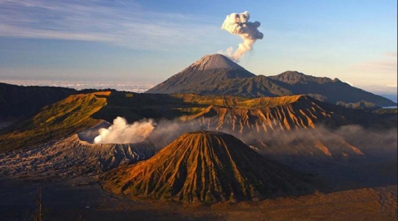 Hình ảnh núi lửa Graleras với cột tro và khí gas